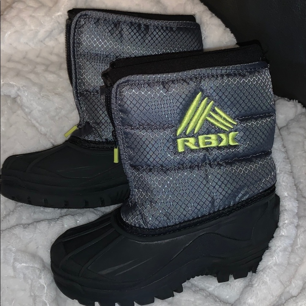 Snow boots